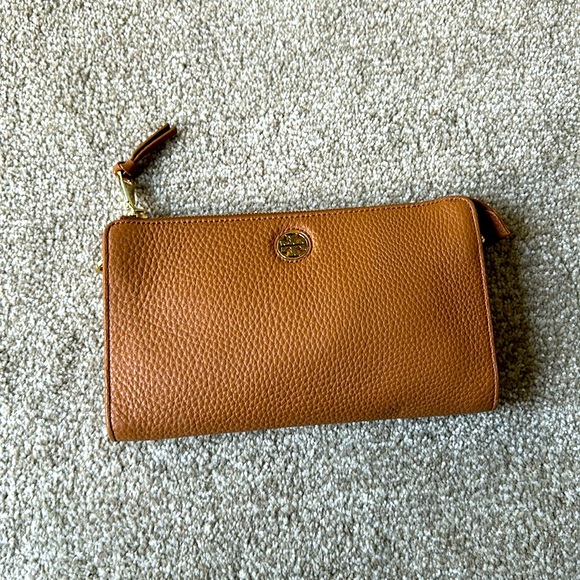 Tory Burch crossbody or clutch - Picture 1 of 4
